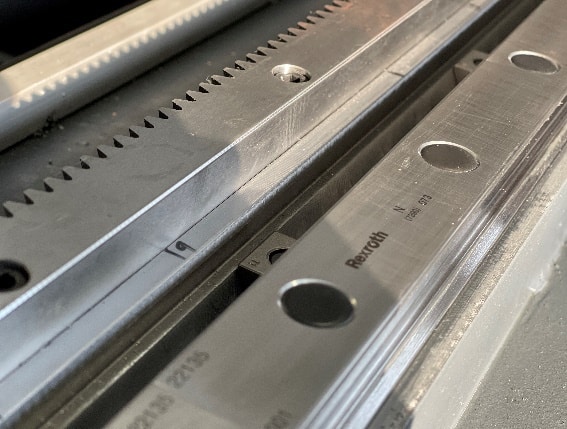 Guidage linéaire Rexroth sur machine laser Accurl – précision allemande et service local au Québec